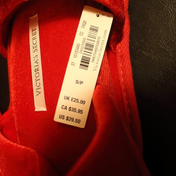 HP 10/26/20 NWT VS RED POM SLIPPERS ( 2 S/P, & 1M) - Picture 3 of 3